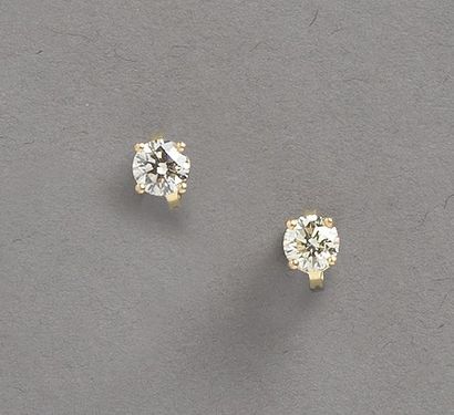 null PAIRE de CLOUS D’OREILLES en or jaune (750 millièmes) serti d’un diamant taille...