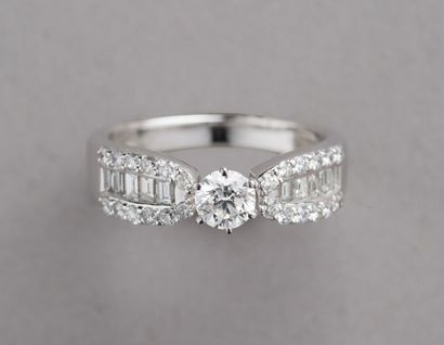 null BAGUE en or gris (750 millièmes) serti d’un diamant taille brillant épaulé d’un...