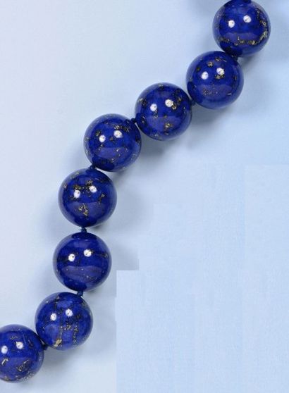 null Beau collier composé d'un succession de boules en lapis lazuli. Fermoir en or...