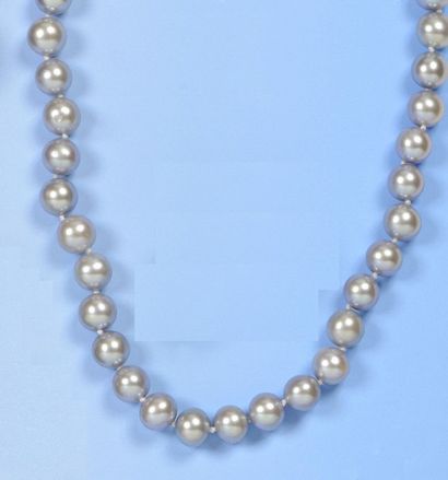 null Collier composé d'une succession de perles de culture grises d'environ 9 mm...