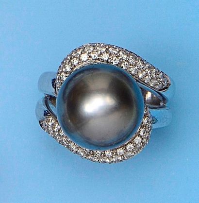 null Bague en or gris 18 k (750 millièmes). Elle est ornée d'une très belle perle...