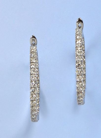 null Paire de boucles d'oreilles créoles en or gris 18 k (750 millièmes). Chaque...