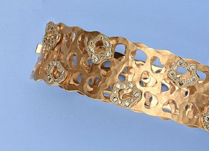 null Magnifique bracelet semi-rigide en or rose 18 k (750 millièmes). Le décor ajouré...