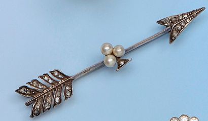 null Broche en argent (925 millèmes) et or rose 18 k (750 millièmes). Elle stylise...