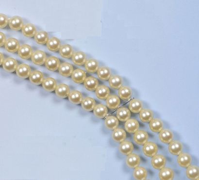 null Bracelet composé de trois rang de perles de culture d'environ 7 mm de diamètre....