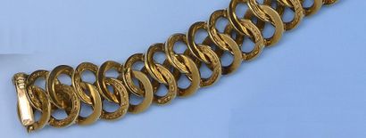 null Ravissant bracelet formant un ruban souple en or jaune 18 k (750 millièmes)....