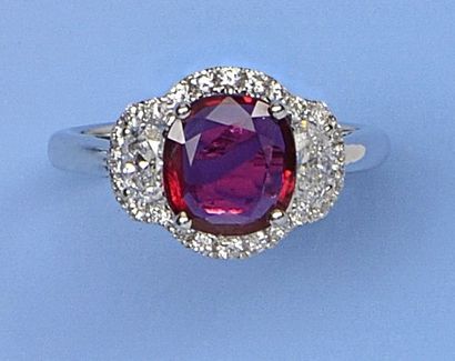 null Bague en or gris (750 millièmes) ornée d'un beau rubis de taille coussin de...