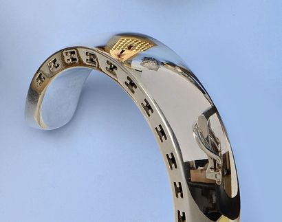 HERMES Bracelet en argent (925 millièmes) signé HERMES. Il forme un jonc à surface...