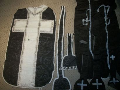 null Chasuble, étole et manipule, XIXème siècle, damas de laine noire, style du XVIIIème...