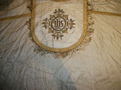 null Chape en damas blanc, fin XIXème siècle, motifs cruciformes dans un réseau losangé,...