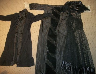 null Robe, vers 1900, taffetas noir ornée de velours, paillerons et perles de geai....