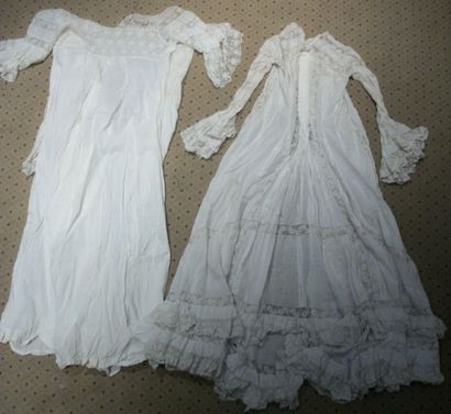 null Deux chemises de nuit, circa 1900, incrustation de dentelle (déchirures et ...