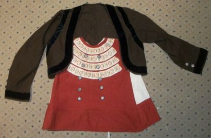 null Costume breton pour enfant : tunique et veste., tunique en drap de laine rouge,...