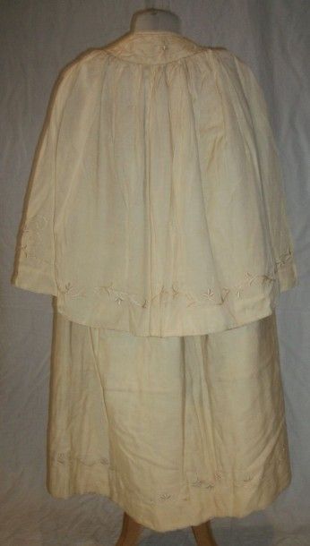 null Manteau de baptême, circa 1900, étamine de laine brodée crème de guirlande de...