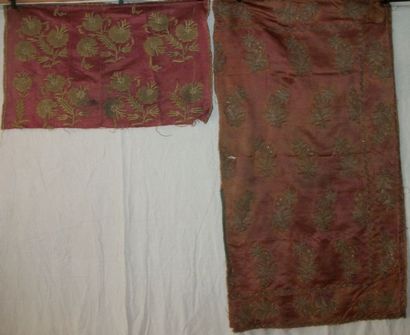 null Deux fragments de broderie, Turquie, XIXème siècle, fond satin rouge, décor...