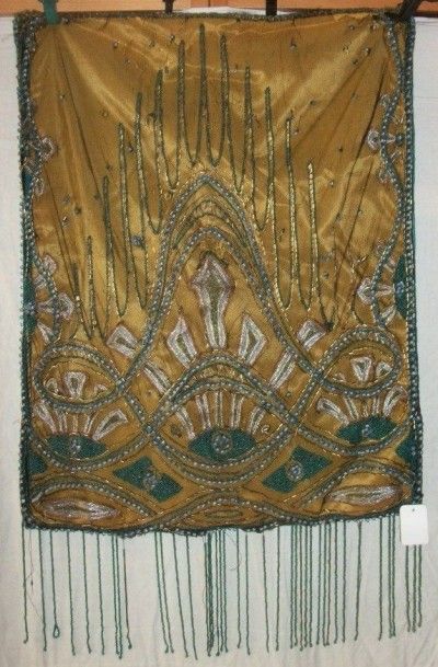 null Panneau en drap d’or, couvert d’une broderie des années 1920, tulle turquoise...