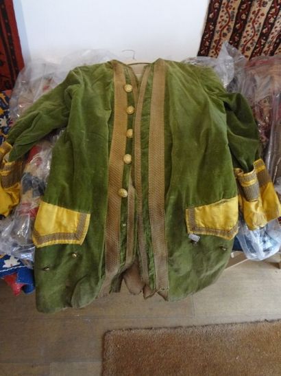 null Costume de théâtre, style du XVIIIème siècle, velours vert, poches et manches...