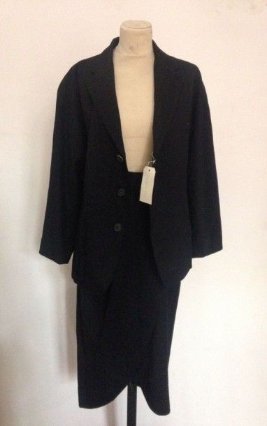 null YOHIJI YAMAMOTO, tailleur (veste + jupe) noir, en laine, jupe avec deux poches...