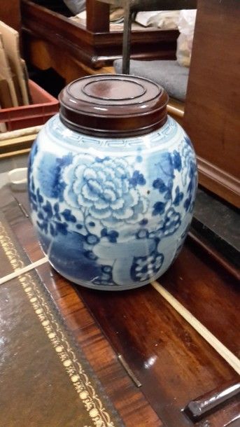 null Pot à gingembre en porcelaine à décor bleu et blanc de pivoine, Chine, XIXe...