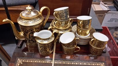 null Partie de service à thé en porcelaine de Limoges noir et or comprenant une théière,...