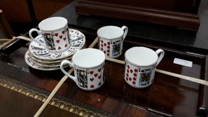 null Quatre tasses à café en porcelaine anglaise à décor de cartes à jouer avec leurs...