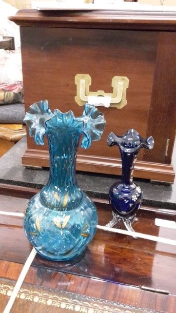null Deux vases en verre bleu à décor de fleurettes, H.:, 25 et 20 cm (usures)