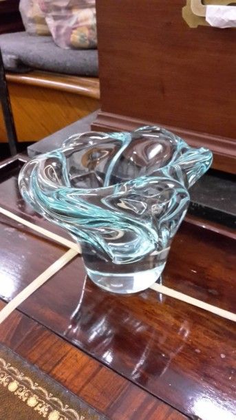 null Daum Nancy - France - Vase en cristal bleuté, H.: 12,5 cm (egrenure au talo...