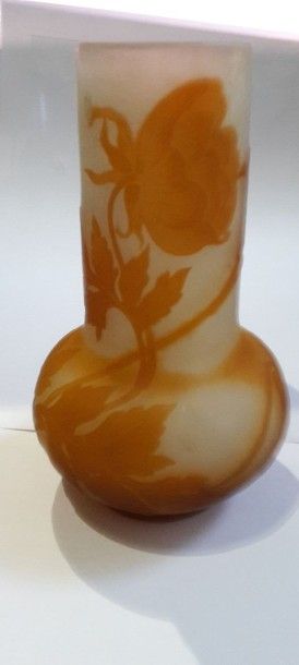 null Vase à long col en verre multicouches dans les tons orangés, H.: 15,5 cm (col...