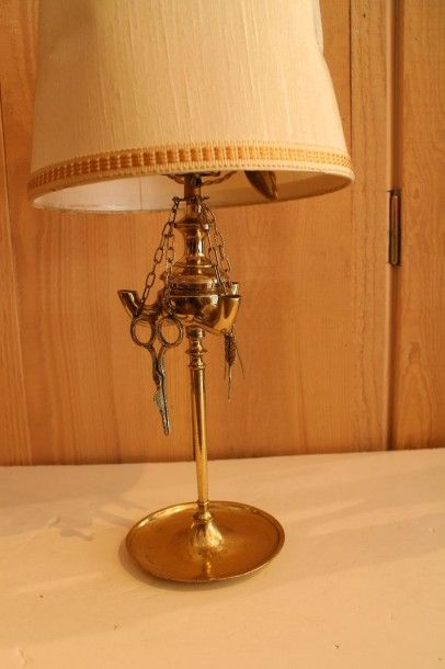 null Petite lampe, modèle dit « Lampe à l’huile »

Bronze 

Montée à l’électricité

Avec...