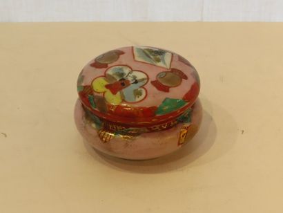 null Petite bonbonnière en porcelaine à fond rose, signée, Japon, vers 1920/30

H....