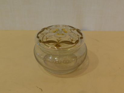 null Bonbonnière en verre émaillé et doré à décor de fleurs blanches, vers 1900

H....