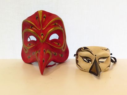 null Deux masques vénitiens en carton bouilli, vers 1960

H.: 21 cm et 10 cm