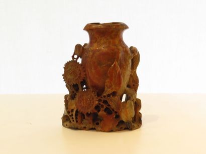null Vase en pierre de lard, vers 1950

H. : 18 cm (petit accident)