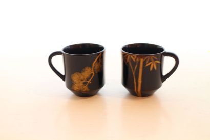 null Paire de tasses en bois laqué noir à décors de bambous et branches de pin en...