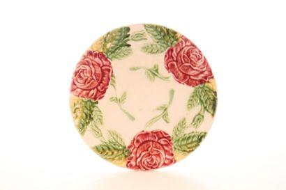 null Suite de 7 assiettes en barbotine à décors de roses, XXe siècle
