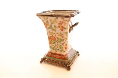 null Vase en céramique craquelé, à décors de fleurs asiatiques, garnitures en bronze,...