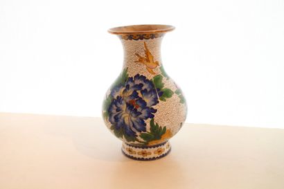 null Vase cloisonné en laiton à décors fleurs et oiseaux, XXe siècle

H.: 21 cm