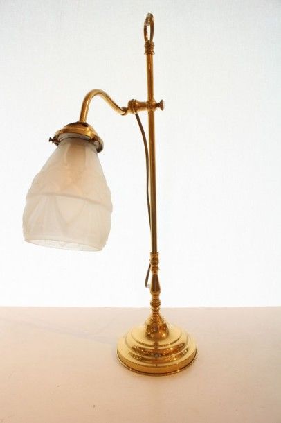 null Lampe de bureau articulée en laiton et tulipe de verre, vers 1900

H.: 56 c...