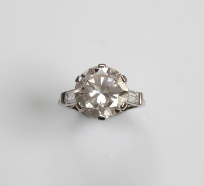  BAGUE solitaire en platine (min. 800 millièmes) serti d’un diamant taille brillant...