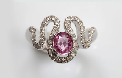 null BAGUE sinueuse en or gris (750 millièmes) serti d’un saphir rose de forme ovale...