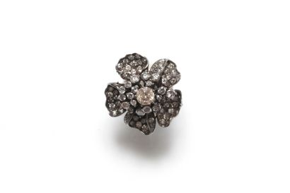null Importante BAGUE « fleur » en or noirci (750 millièmes) ajouré, pavé de diamants...