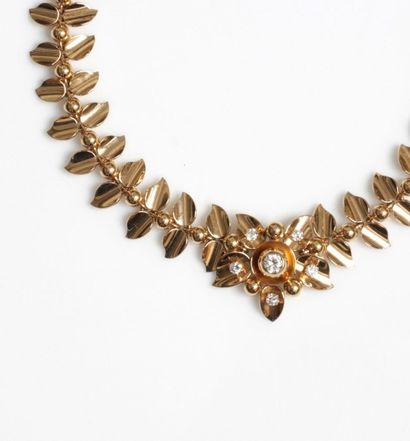 null DEMI PARURE en or jaune (750 millièmes) comprenant un COLLIER et une PAIRE DE...