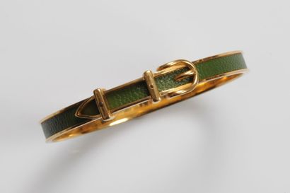 null HERMES 

BRACELET jonc rigide « ceinture » en métal doré et cuir vert. Signé...