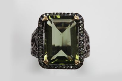 null BAGUE en argent noirci (925 millièmes) ajouré serti d’une Moldavite rectangulaire...