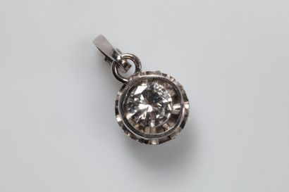 null PENDENTIF, et sa chaînette, en or gris (750 millièmes) serti d’un diamant taille...