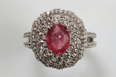 null BAGUE ovale en or gris (750 millièmes) ajouré serti d’un rubis de forme ovale...