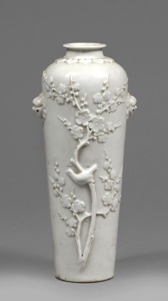 null VASE balustre en porcelaine à émail blanc à décor en relief d'oiseau posé sur...