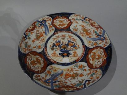 null CHINE - GRAND PLAT en porcelaine à décor Imari

XIXe siècle

Diam.: 46 cm