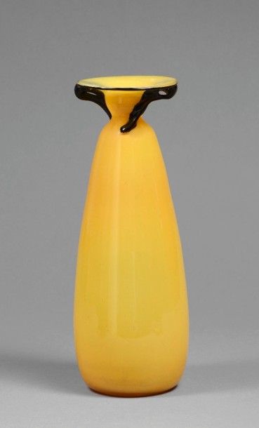 null VASE en verre jaune à col évasé à décor noir

H.: 30,5 cm
