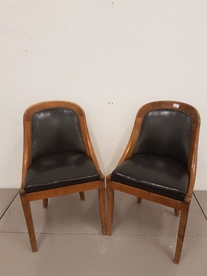 null Paire de chaises gondole en bois naturel, assise en cuir noir